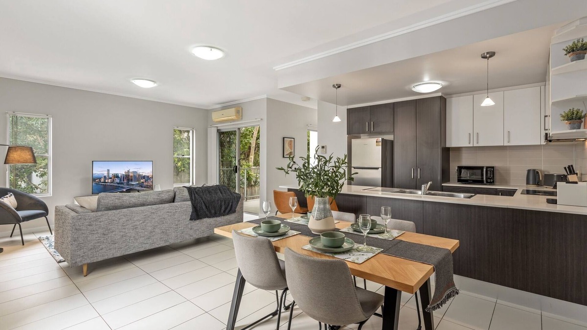 Kelvin Grove Apartment | Central Cosy 2-Bed with Pool and near QUT & CBD