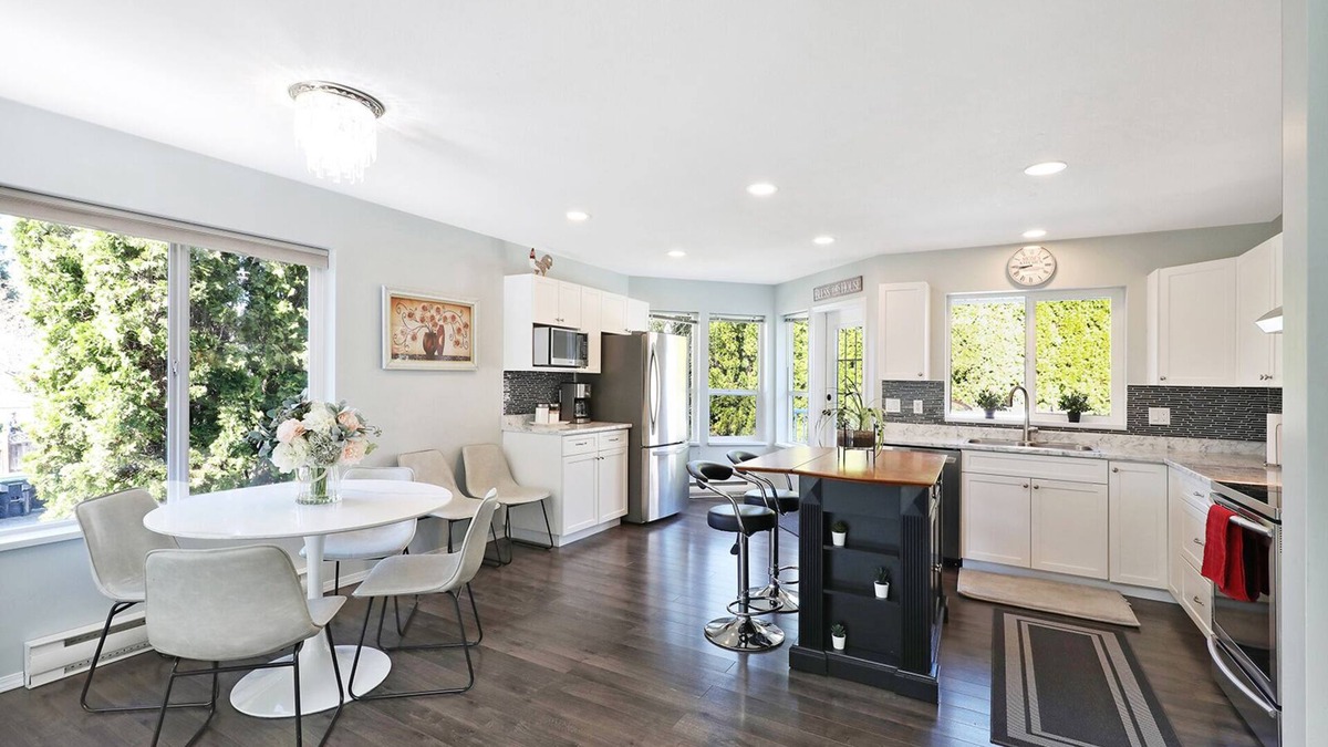 Comox House | Central Courtenay Modern Retreat: Urban Oasis