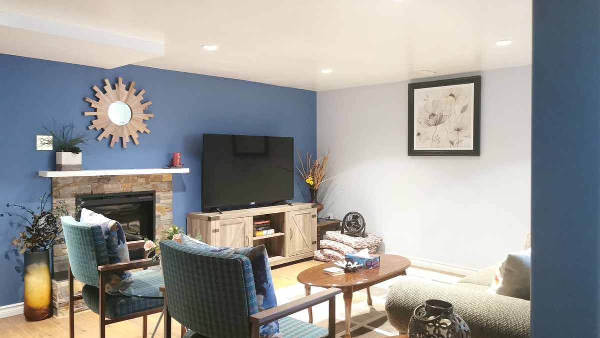 Varsity House | Central Cozy Stay- near C-train, office space, quiet, 2BR, sleeps 6