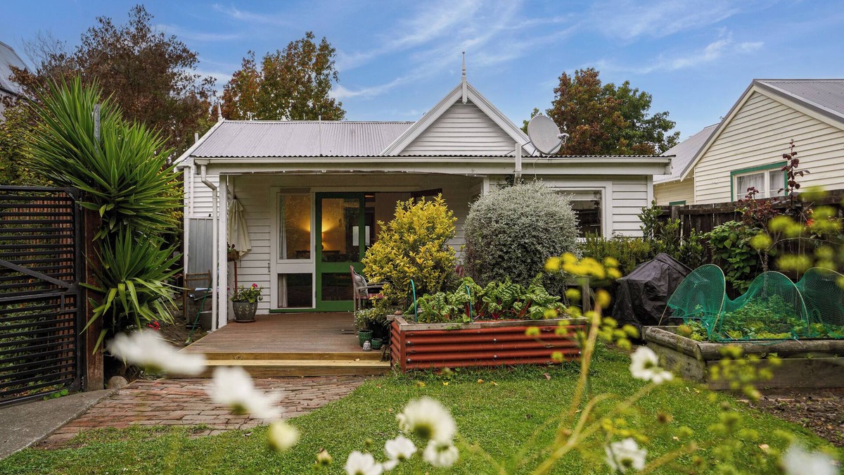 Linwood House | Central Cutie - Christchurch City Cottage