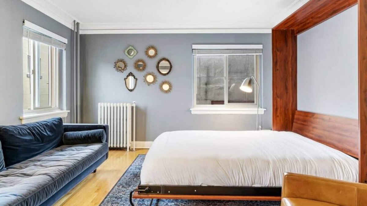 Goose Hollow Apartment | Central Downtown Studio w/Vintage Charm near Train