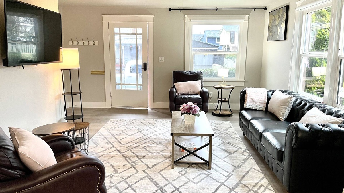 Hough Apartment | Central duplex with 3 bed/2bth near Hough Park