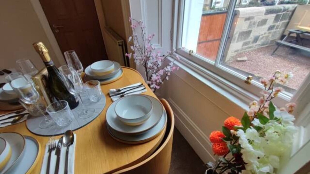 West End Apartment | Central Edinburgh Private Garden With Parking