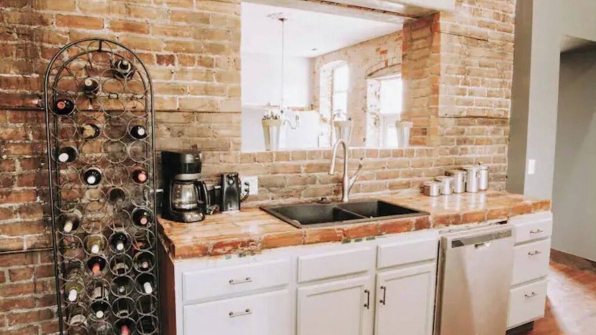 El Paso Apartment | Central Estate in Historic Downtown El Paso, Illinois