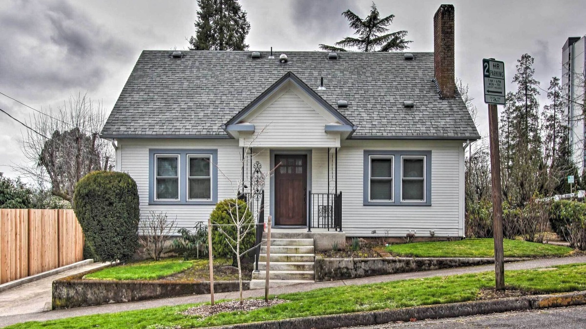 Market District House | Central Eugene House w/Updated Interior & Yard!