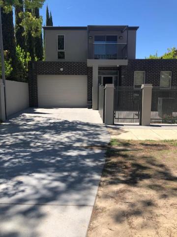 Albury Apartment | Central executive 4br townhouse