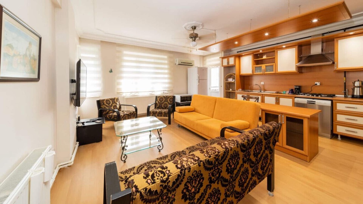 Eski Lara Apartment | Central Flat near Shore in Muratpasa with Terrace