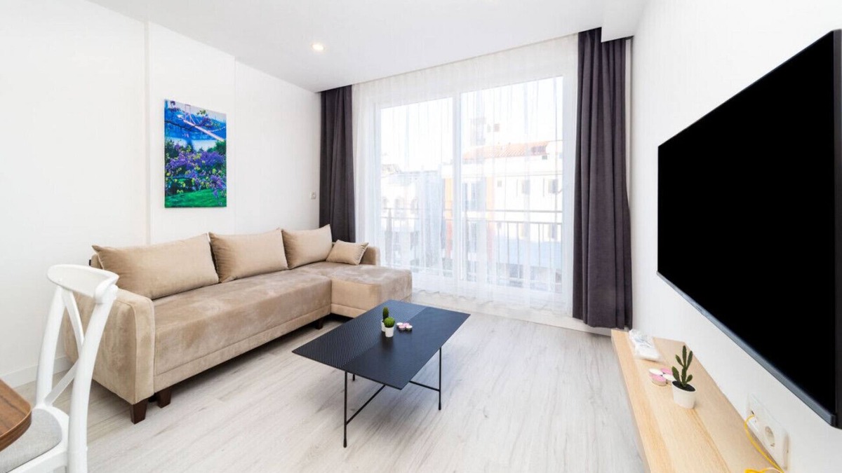 Eski Lara Apartment | Central Flat with Terrace in Muratpasa