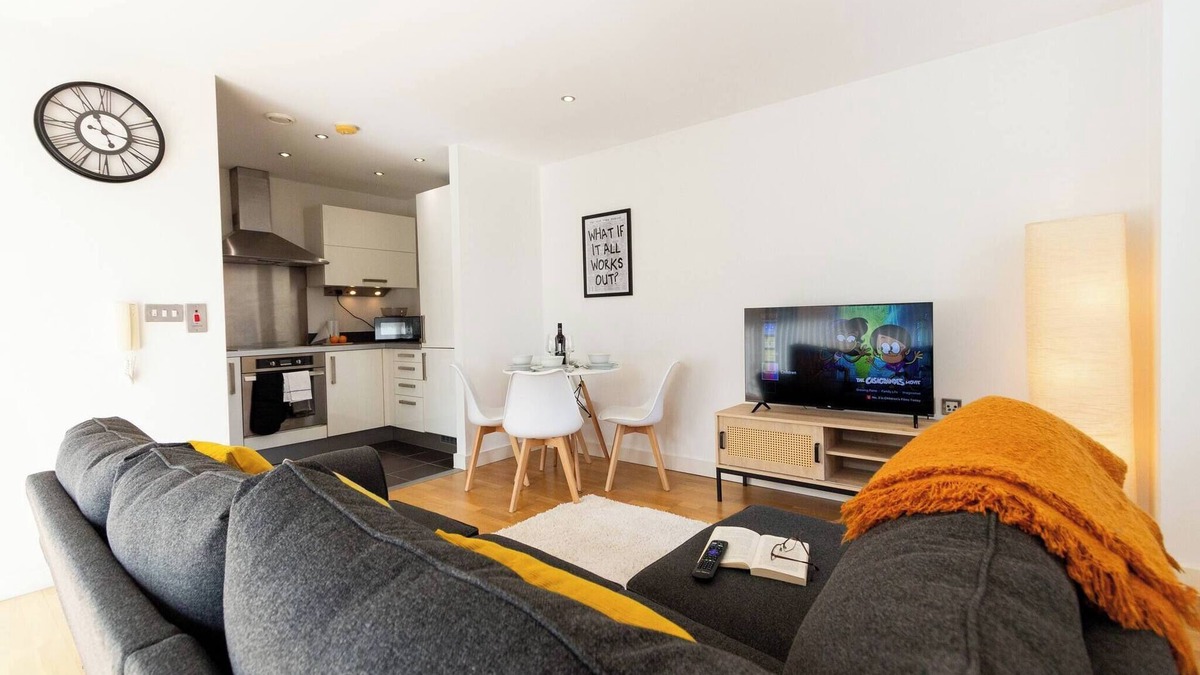 Castlefield Apartment | Central Gem: Cosy 2BR with Private Balcony