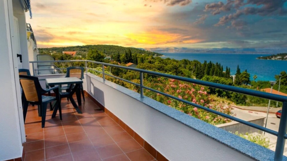 Necujam Apartment | Central Gem: Sea-View Hideaway + Parking