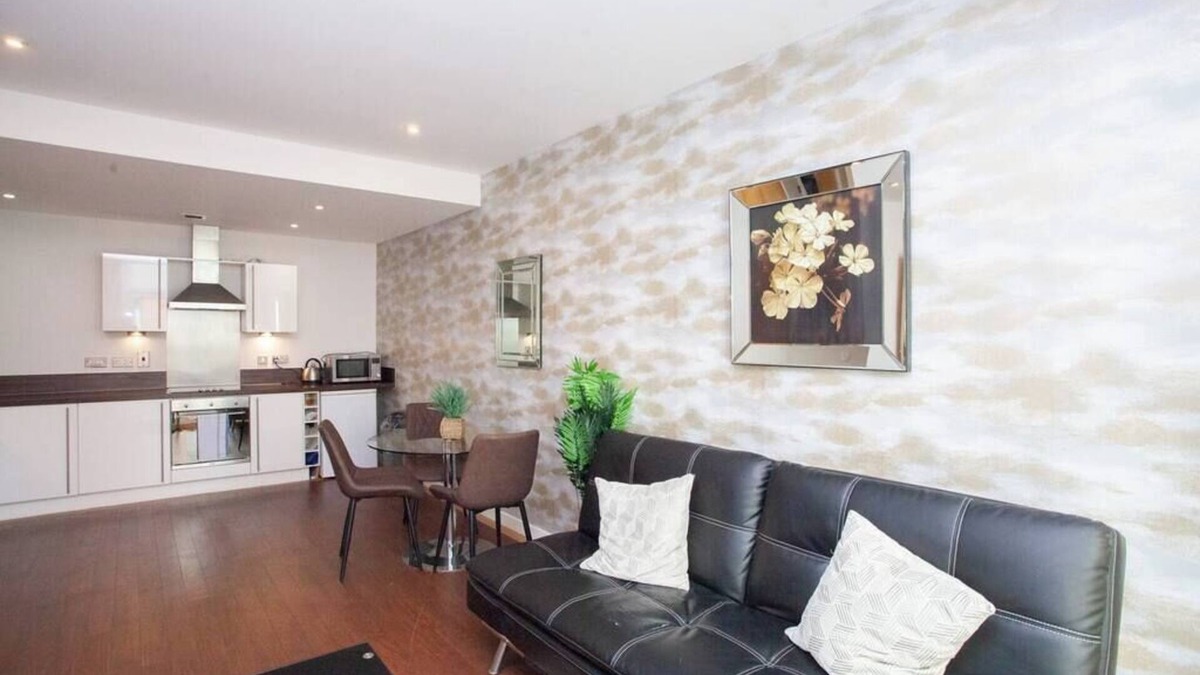 City Centre Glasgow Apartment | Central Glasgow Flat with Juliet Balcony