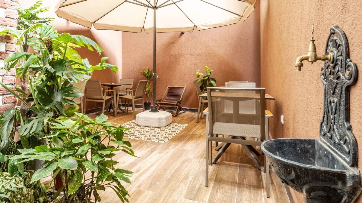 Rasimpasa House | Central, Historical Hotel Room w Garden in Kadikoy