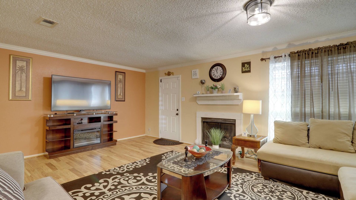 Houston House | Central Houston Townhome w/Patio: 4 Mi to Airport