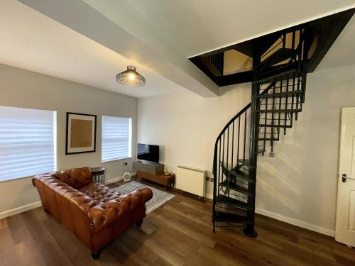 Crewe Apartment | Central Industrial Chic 2-Bedroom Flat