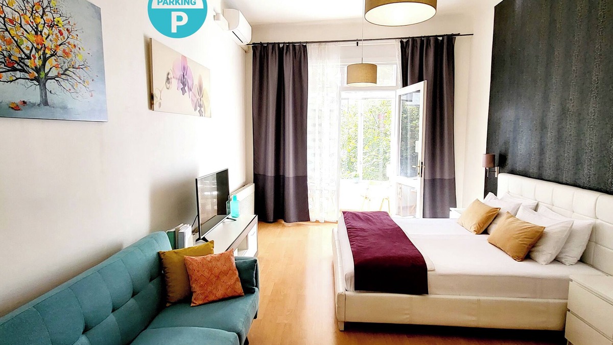 Prague 2 Apartment | Central King Bed Free Parking AC Balcony