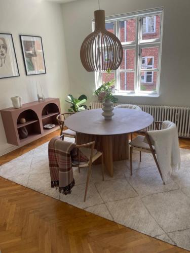 Odense House | Central lejlighed med udsigt til parken