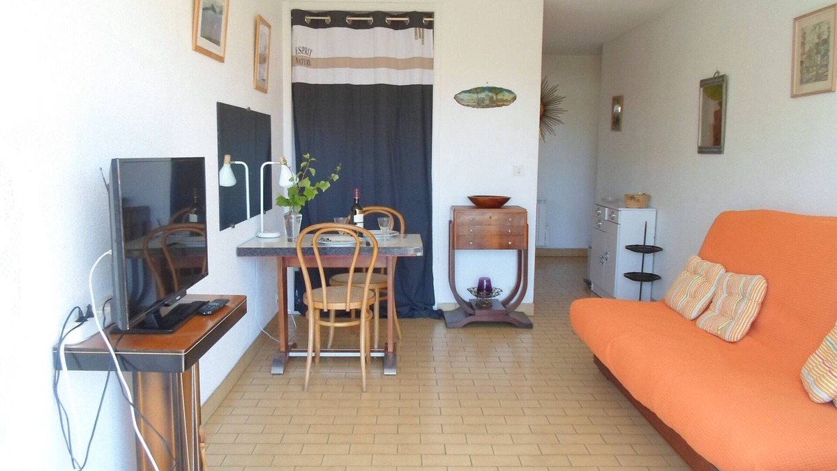 Balaruc-les-Bains Apartment | Central Location with Terrace – Cozy Studio, Pet Friendly, Free WiFi, Near Shops & Thermal Baths