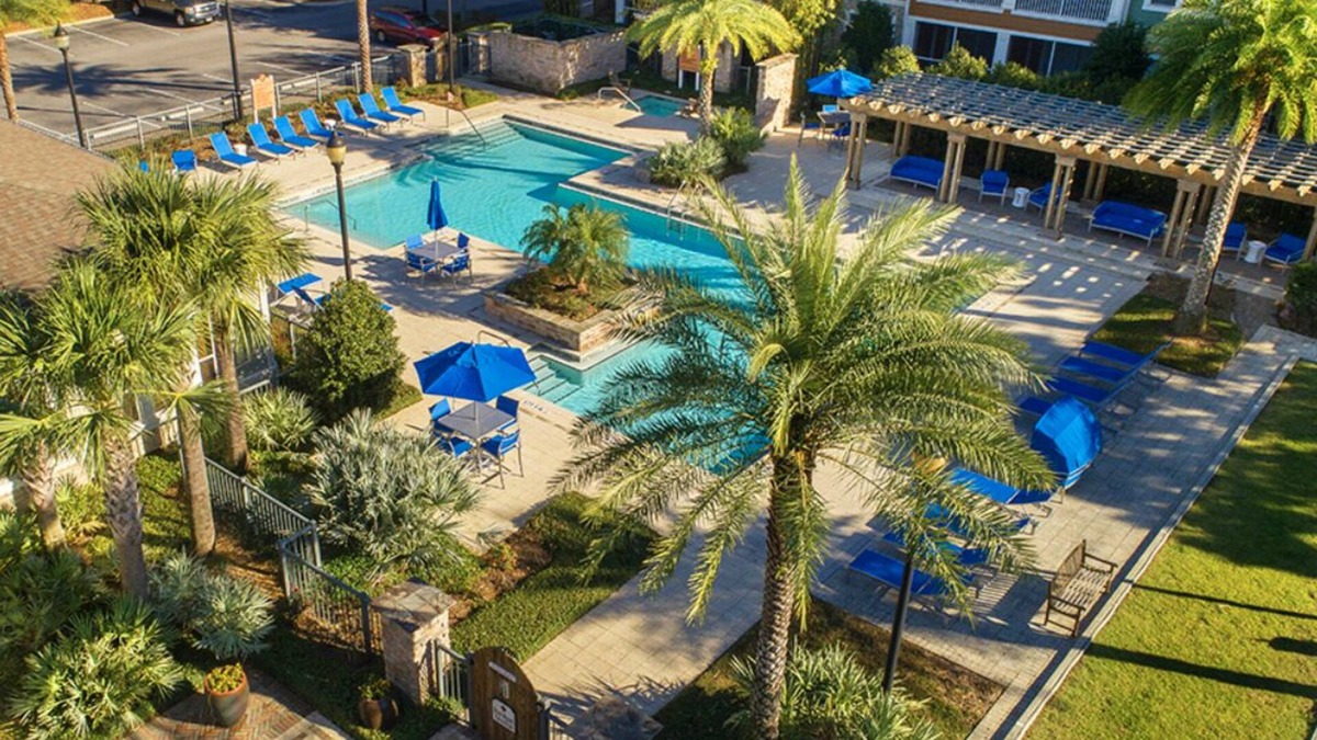 Southpoint Apartment | Central location-Pool&Hot Tub Near Beach and Mayo Clinic