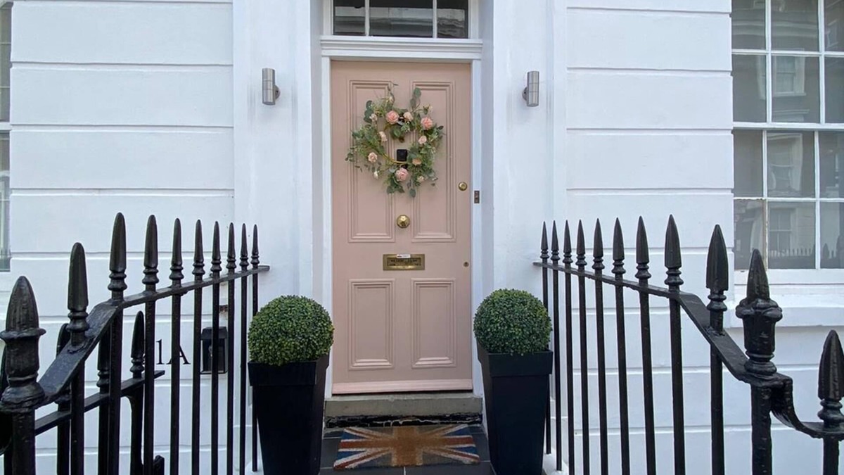 Churchill Apartment | CENTRAL LONDON TOWNHOUSE! SHORT WALK TO BUCKINGHAM PALACE, RIVER METROS & CAFES!
