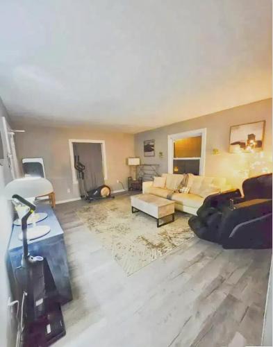 Southside House | Central Louisville Gem King Size Bed