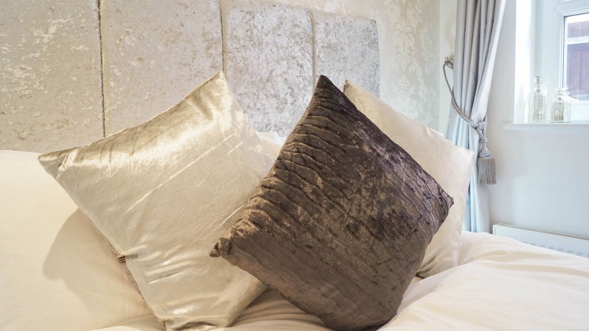 Bournemouth Apartment | Central, Luxurious, Gated, 2 bed apt w/parking - moments walk to Town/Beach