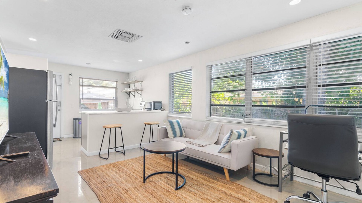 Golden Glades Apartment | Central Miami One Bedroom
