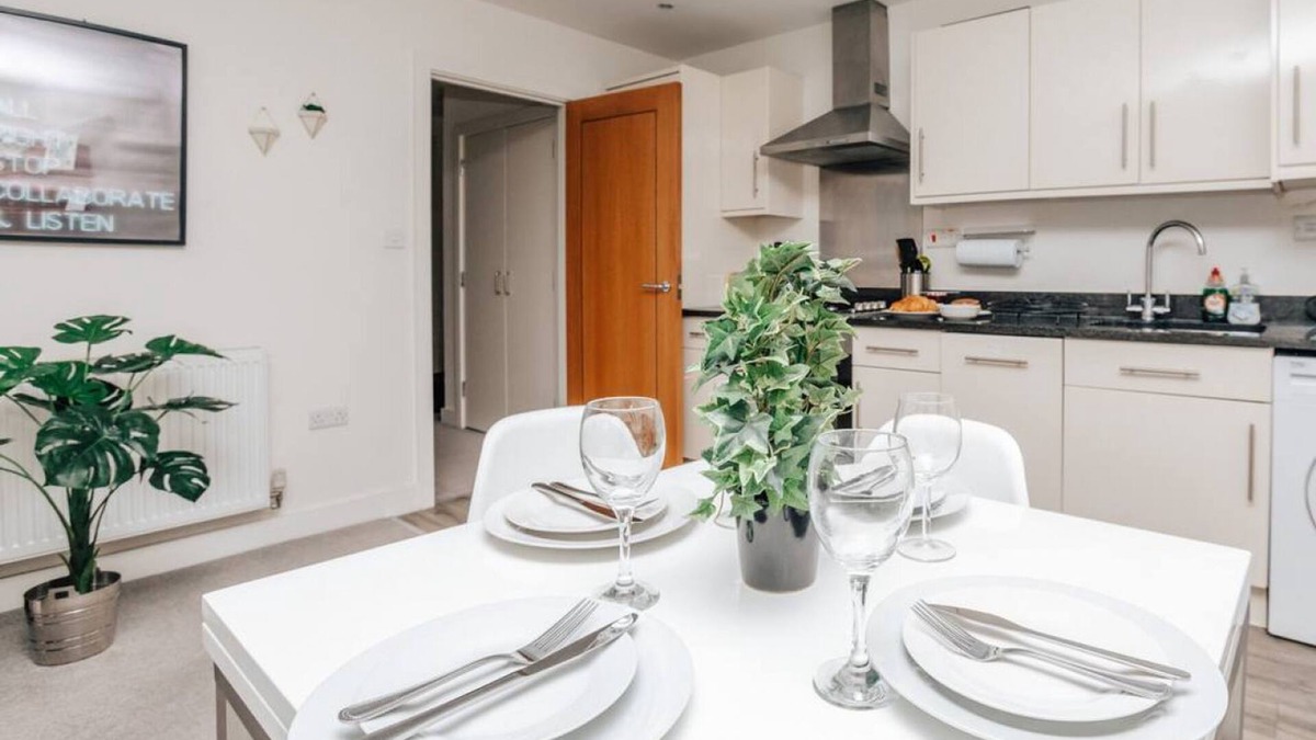 Henley Apartment | Central Modern Flat Sleeps 6 - Dedicated Parking - From 125 Per Night
