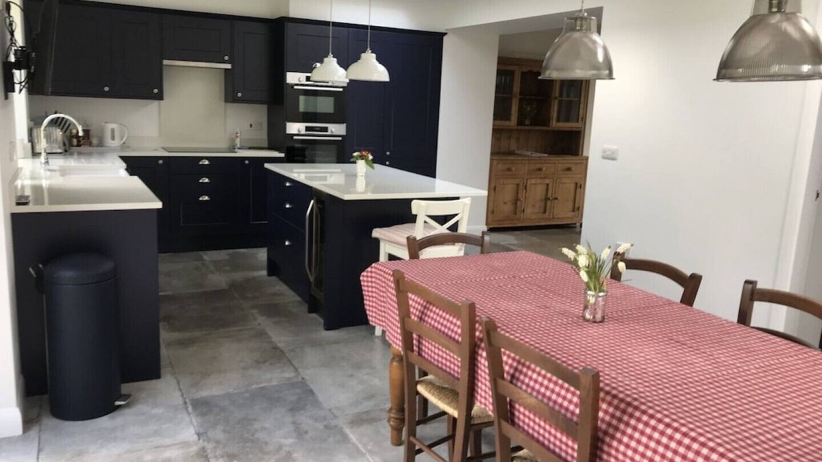 Helmsley House | Central Modern open plan house 3 ensuite bedrooms, dog friendly.