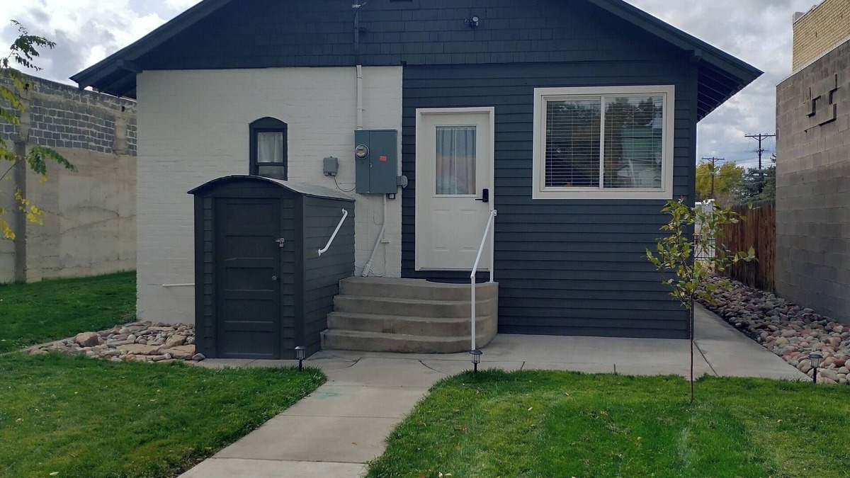 Delta House | Central Oasis on Main- private, quiet, walkable