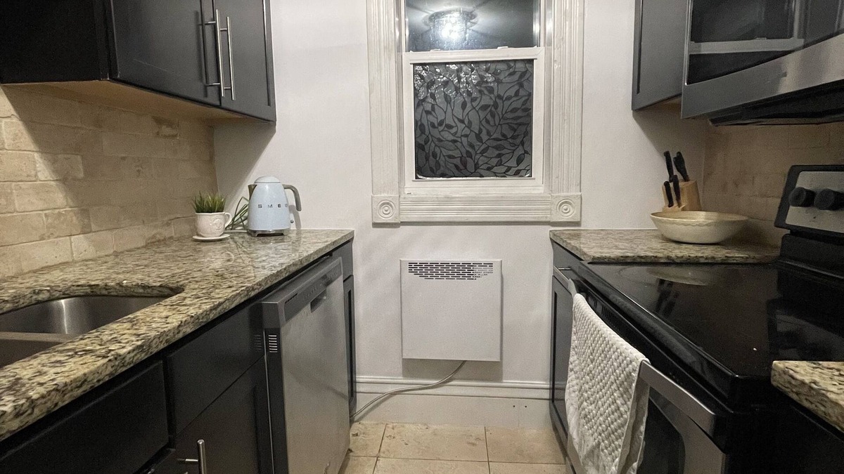 London Apartment | CENTRAL OLD EAST VILLAGE TOP UNIT: 2 bdrm, amenities close