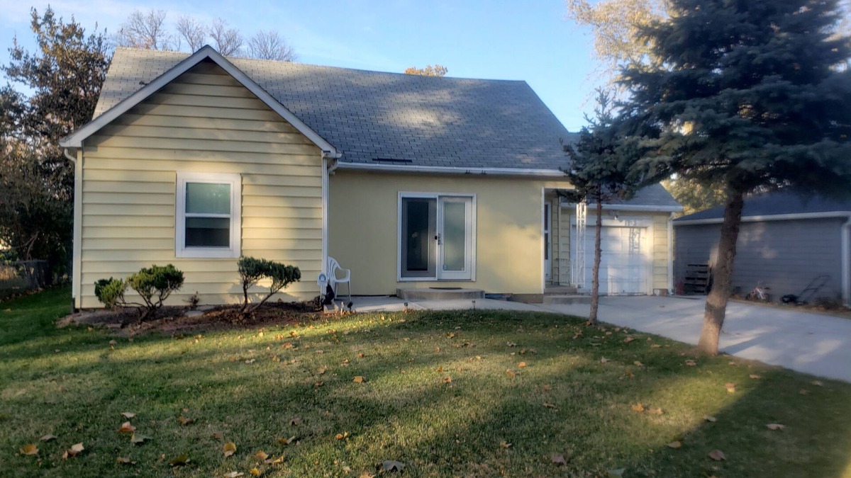 Omaha House | Central Omaha. 15 minutes to anywhere! clean safe home. Near Childrens hospital