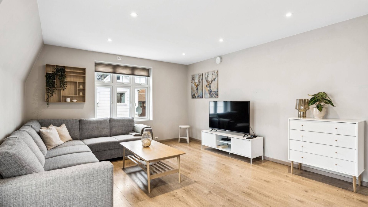Egersund Apartment | Central Penthouse 3-bedroom apartment with dedicated office setup