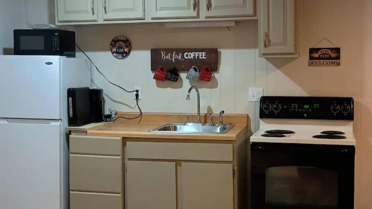 Fairfield Apartment | Central Perk 1-bedroom apartment in delightful Fairfield with WiFi, AC