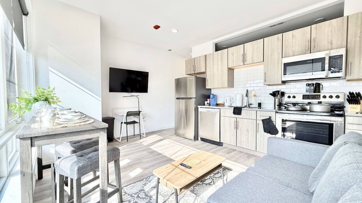 Poplar Apartment | Central Philly 1Br Apt with Gym