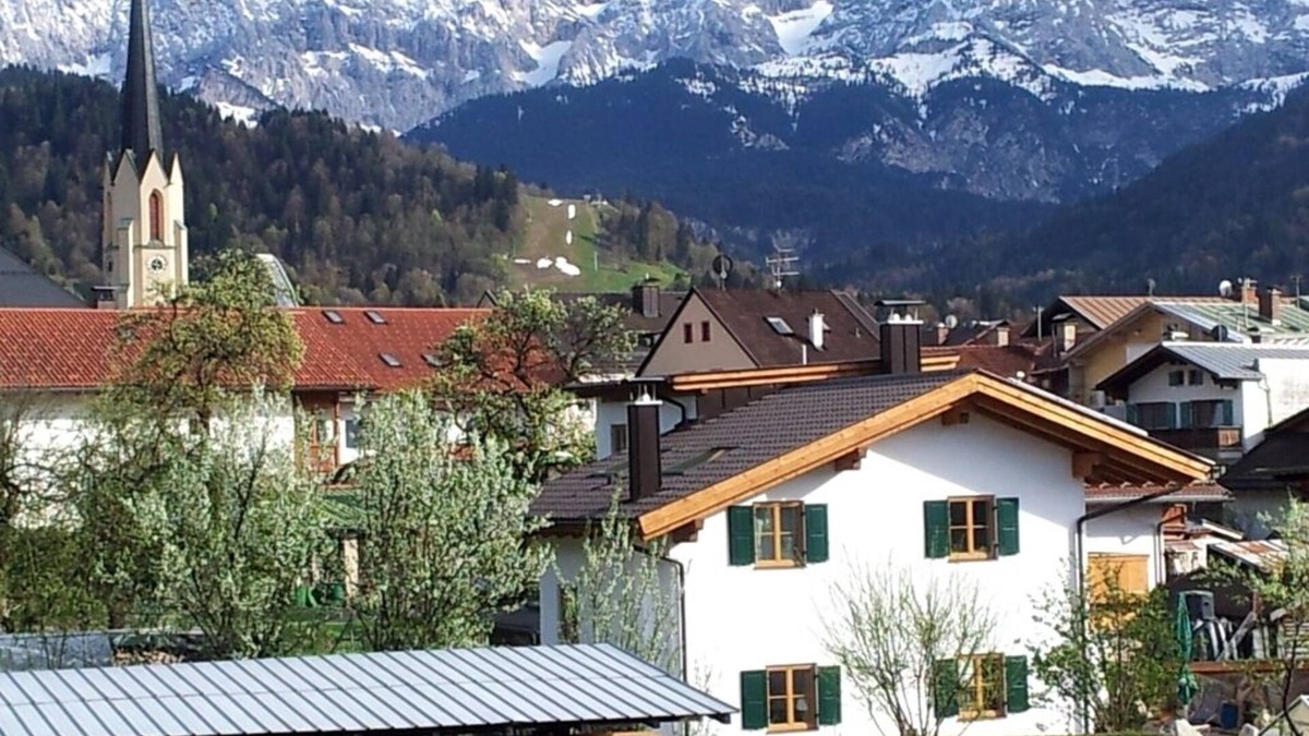 Garmisch-Partenkirchen Apartment | Central, quiet in Garmisch Partenkirchen - spectacular view of the Zugspitze