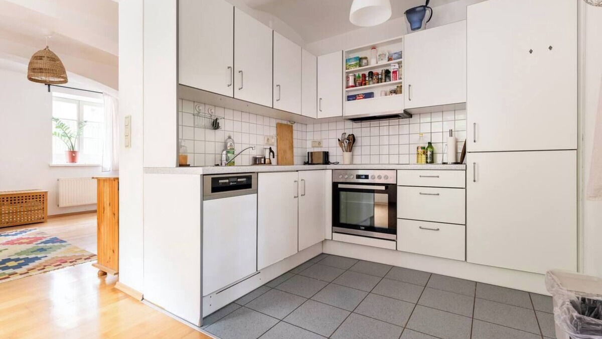 Jakomini Apartment | Central, quiet oasis with garden and parking lot