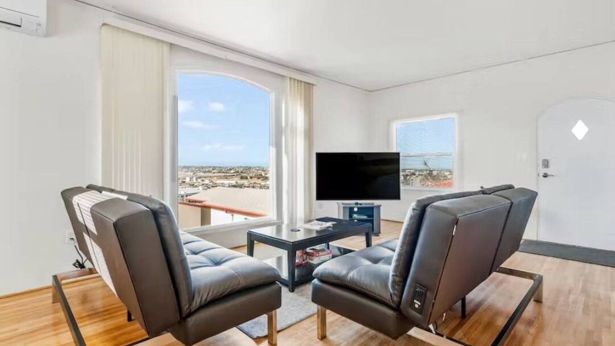 Middletown Apartment | Central San Diego 2BD/1BTH w/Hilltop View of the Bay