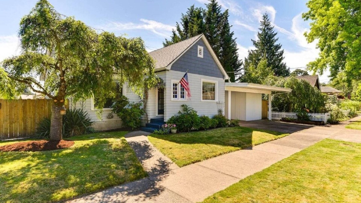 Newberg House | Central Single Level Newberg Retreat, Pet Friendly, Fenced Backyard, Walk 2 Food, Drinks, University