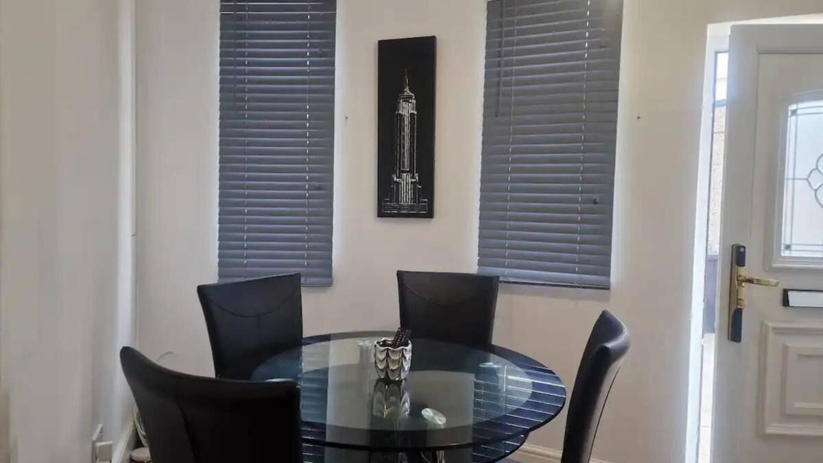 Patchway Apartment | Central Suite, 3 Single Beds