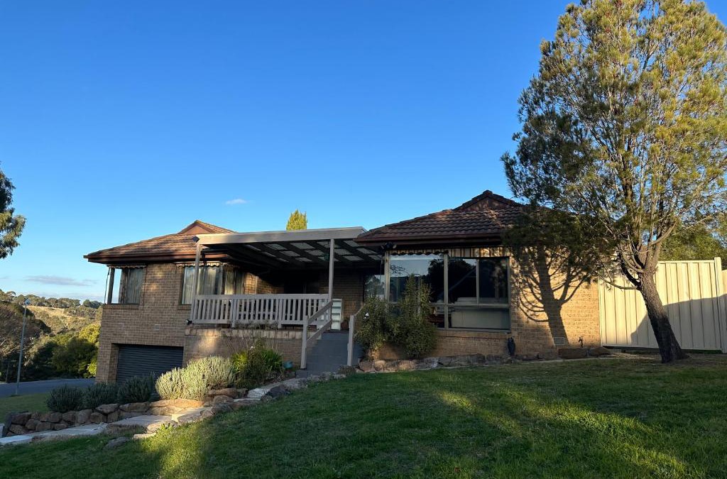 Sunbury House | Central Sunbury home with top-hill views, high speed NBN and Netflix ready