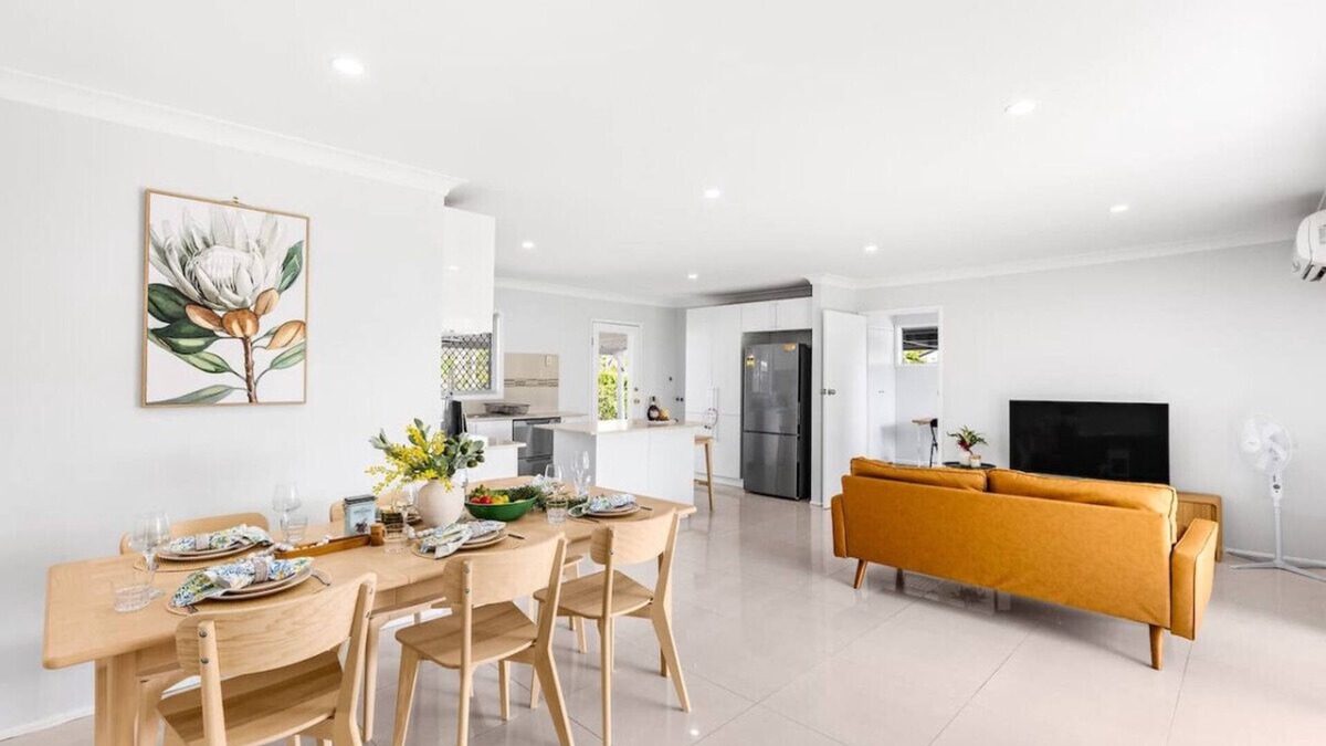 Sunnybank House | Central Sunnybank 4 Bedrooms Home, Family Friendly