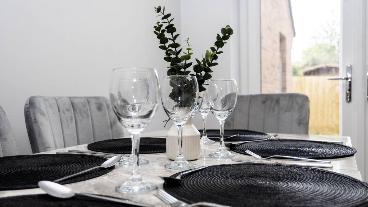 Telford House | Central Telford Home - Sleeps 8 - Private Parking