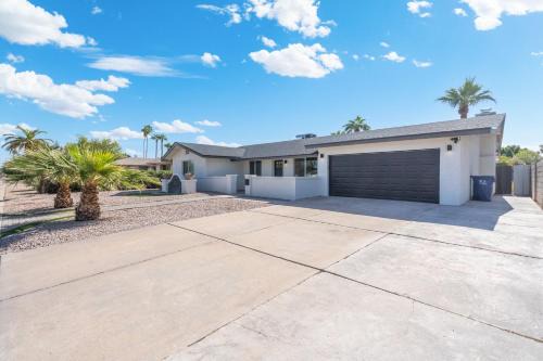 Evergreen Apartment | Central Tempe Gem Mural Art Garage Near Freeway