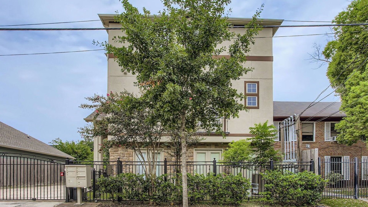 South Central Houston House | Central Townhome Walk to Parks, Museums & More