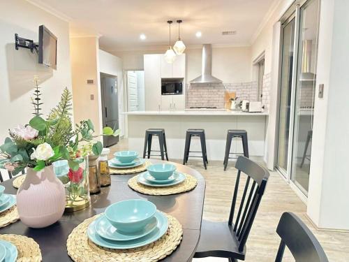 East Victoria Park Villa | Central Vic Park Gem - Walk to Food Strip and More