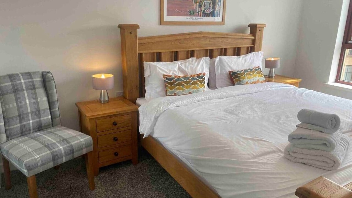 Kelvinbridge Apartment | Central/West End 1 Bed Apartment - Private carpark
