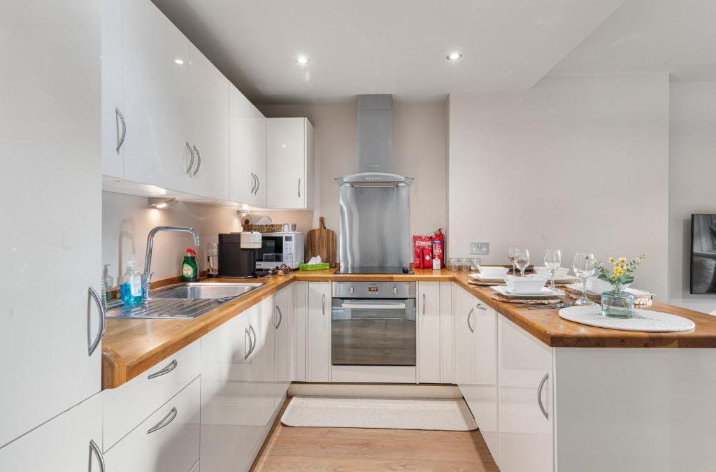Stepney Green Apartment | Central Whitechapel - Steps from Station & Sights!