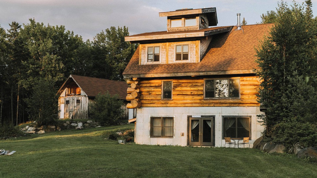 Holden House | Central yet quiet Log Cabin on 4 acres with laundry, kitchen, bathroom and sauna