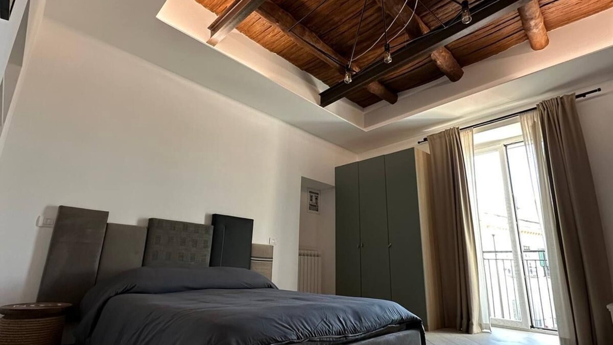 Portici Apartment | Centrale a Portici , un Minuto Dalla Stazione e il Mare , Posizione Strategica