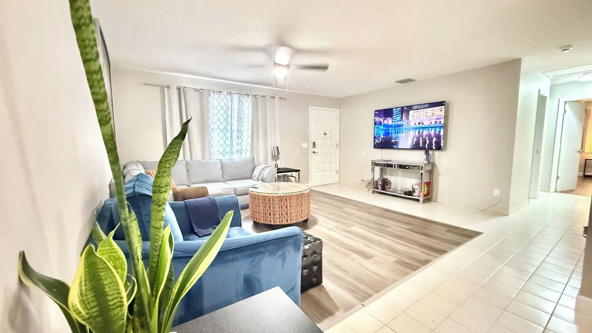 Town N County Park House | Centrally 2BR/2BA Creek House with Washer, Dryer and Parking